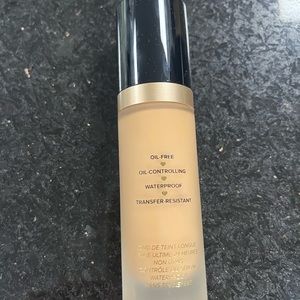 Too faced born this way matte -light beige